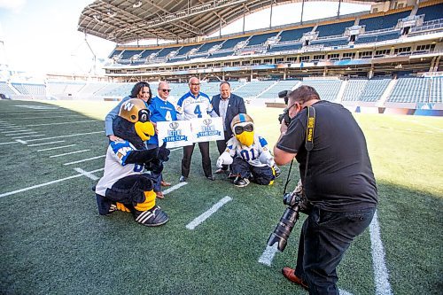MIKE DEAL / WINNIPEG FREE PRESS
Dayna Spiring, chair, board of directors, Winnipeg Football Club, Premier Kelvin Goertzen, Jon Reyes, MLA for Waverly, and Wade Miller, president and CEO, Winnipeg Football Club have their photo taken with Buz and Boomer on IG Field after the signing-in of the 2019 Grey Cup Champions into the Order of the Buffalo Hunt.
210914 - Tuesday, September 14, 2021.