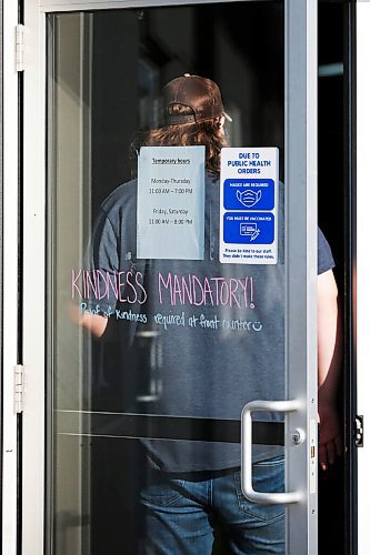 JOHN WOODS / WINNIPEG FREE PRESS
A person passes mask signage as he enters a local business in Winkler Wednesday, September 15, 2021. Many in southern Manitoba region do not agree with COVID-19 vaccines, masks and vaccine passports.

Reporter: Abas