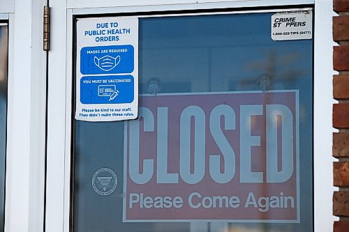 JOHN WOODS / WINNIPEG FREE PRESS
Mask signage at a local business in Winkler Wednesday, September 15, 2021. Many in southern Manitoba region do not agree with COVID-19 vaccines, masks and vaccine passports.

Reporter: Abas