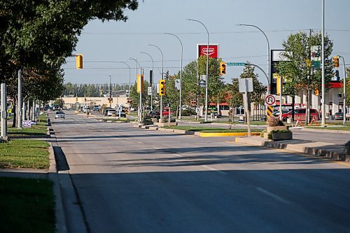 JOHN WOODS / WINNIPEG FREE PRESS
Main Street in Winkler Wednesday, September 15, 2021. Many in southern Manitoba region do not agree with COVID-19 vaccines, masks and vaccine passports.

Reporter: Abas