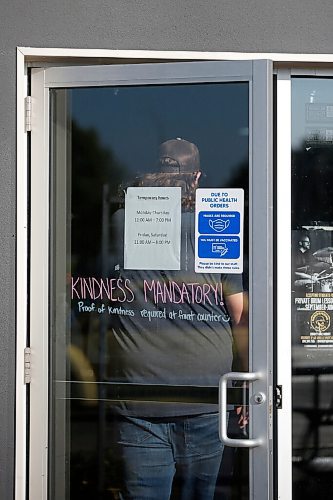 JOHN WOODS / WINNIPEG FREE PRESS
A person passes mask signage as he enters a local business in Winkler Wednesday, September 15, 2021. Many in southern Manitoba region do not agree with COVID-19 vaccines, masks and vaccine passports.

Reporter: Abas