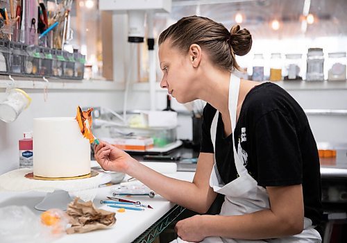 JESSICA LEE/WINNIPEG FREE PRESS

Lindsay Feduniw paints a specialty cake at Cocoabeans, a gluten-free bakery and restaurant, on September 15, 2021.

Reporter: Declan