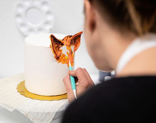 JESSICA LEE/WINNIPEG FREE PRESS

Lindsay Feduniw paints a specialty cake at Cocoabeans, a gluten-free bakery and restaurant, on September 15, 2021.

Reporter: Declan