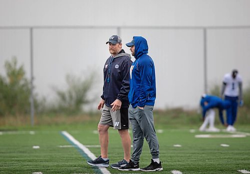 JESSICA LEE/WINNIPEG FREE PRESS

Head coach of Winnipeg Blue Bombers Mike OShea (left) at practice on September 16, 2021.

Reporter: Jeff