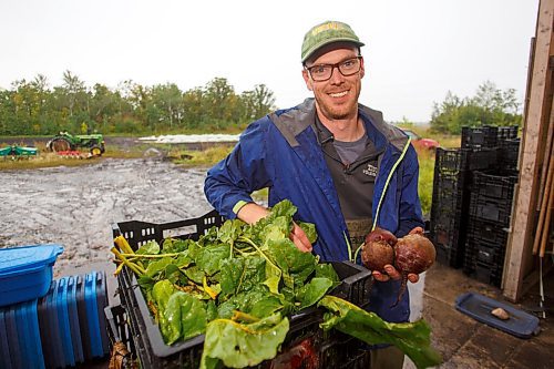 MIKE DEAL / WINNIPEG FREE PRESS
Jeff Veenstra, with some freshly harvested beets on his farm Thursday morning.
Wild Earth Farms, is on Garven Road close the intersection of hwy 206 near Oakbank.
See Ben Sigurdson farm-to-table feature story 
210916 - Thursday, September 16, 2021.
