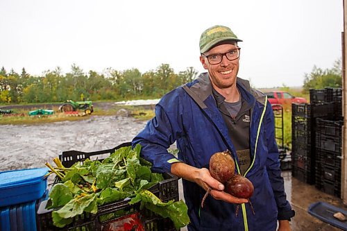 MIKE DEAL / WINNIPEG FREE PRESS
Jeff Veenstra, with some freshly harvested beets on his farm Thursday morning.
Wild Earth Farms, is on Garven Road close the intersection of hwy 206 near Oakbank.
See Ben Sigurdson farm-to-table feature story 
210916 - Thursday, September 16, 2021.