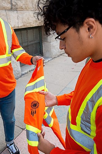 MIKE SUDOMA / Winnipeg Free Press
Artist Isaiah Binns takes a look at his graphic design work embroidered onto a piece of Tough Duck work wear, September 17, 2021