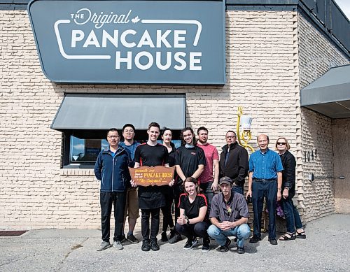 JESSICA LEE/WINNIPEG FREE PRESS

Staff of The Original Pancake House pose for a photo on September 17, 2021 at the Pembina Highway location. The restaurant is closing at that location because they received a too-good-to-refuse offer to buy out the property. Their other locations will remain open.

