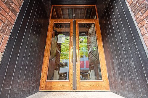 MIKE SUDOMA / Winnipeg Free Press
A closed sign stuck to the inside of the front doors to Forth Coffee Shop Friday afternoon.
September 17, 2021