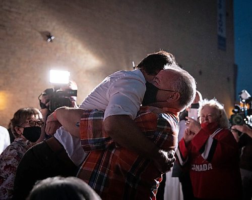 JESSICA LEE/WINNIPEG FREE PRESS

President of Manitoba Métis Federation David Chartrand lifts Prime Minister Justin Trudeau up in a bear hug during Trudeaus campaign stop in Winnipeg at The Blue Note Park on September 19, 2021.

Reporter: Danielle


