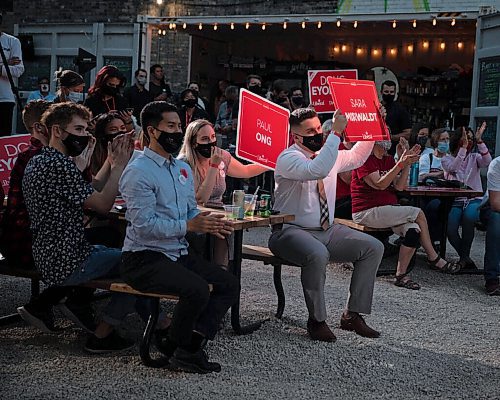 JESSICA LEE/WINNIPEG FREE PRESS

Supporters cheer for Prime Minister Trudeau at The Blue Note Park in Winnipeg during his campaign stop on September 19, 2021.

Reporter: Danielle


