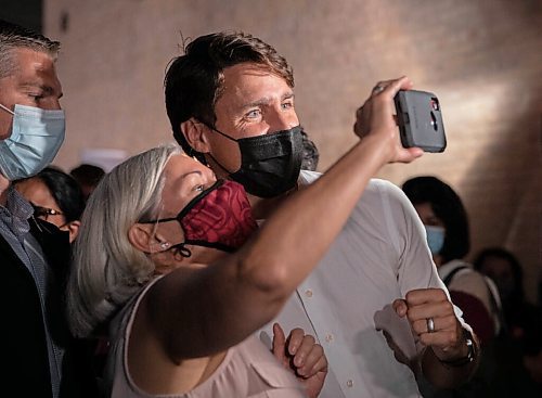 JESSICA LEE/WINNIPEG FREE PRESS

Prime Minister Justin Trudeau poses for a selfie with a supporter after his speech during a campaign stop at The Blue Note Park in Winnipeg on September 19, 2021.

Reporter: Danielle

