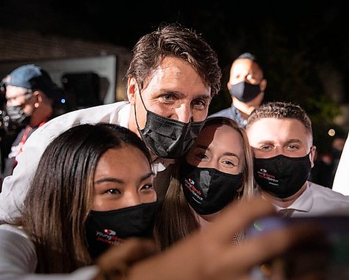 JESSICA LEE/WINNIPEG FREE PRESS

Prime Minister Justin Trudeau poses for selfies with supporters after his speech during a campaign stop at The Blue Note Park in Winnipeg on September 19, 2021.

Reporter: Danielle
