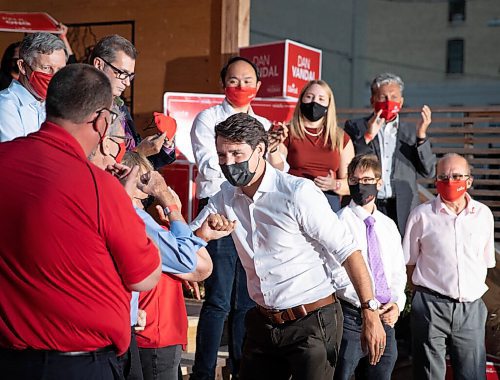 JESSICA LEE/WINNIPEG FREE PRESS

Prime Minister Justin Trudeau bumps elbows with Liberal candidates before giving a speech at The Blue Note Park during a campaign stop on September 19, 2021.

Reporter: Danielle
