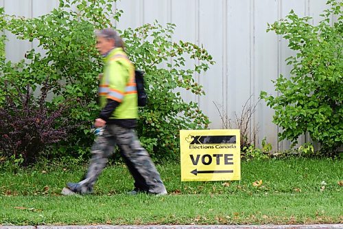 MIKE DEAL / WINNIPEG FREE PRESS
Voters head to the polls at the Wheelies Family Roller Centre at  210 Enniskillen Ave Monday morning to vote in the Federal Election. 
210920 - Monday, September 20, 2021