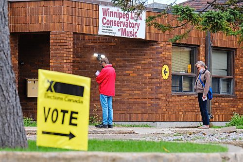 MIKE DEAL / WINNIPEG FREE PRESS
Voters head to the polls at the Winnipeg Conservatory of Music at 1476 Portage Ave, Monday morning to vote in the Federal Election. 
210920 - Monday, September 20, 2021
