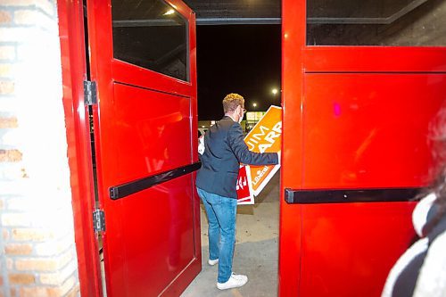 MIKAELA MACKENZIE / WINNIPEG FREE PRESS

Field manager Quinn Ferris packs up excess signage at Winnipeg South Centre Liberal incumbent Jim Carr's election night viewing party at Fionn MacCool's in Winnipeg on Monday, Sept. 20, 2021.  For Danielle story.
Winnipeg Free Press 2021.