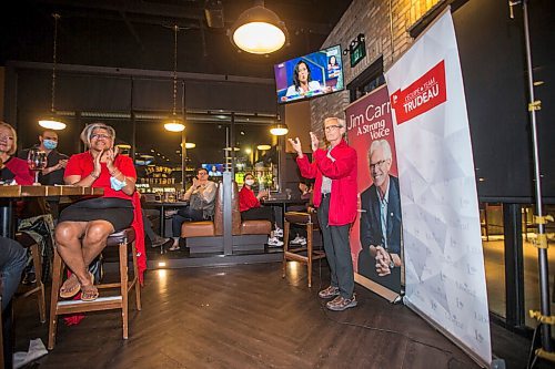 MIKAELA MACKENZIE / WINNIPEG FREE PRESS

Winnipeg South Centre Liberal incumbent Jim Carr celebrates his win at his election night party at Fionn MacCool's in Winnipeg on Monday, Sept. 20, 2021.  For Danielle story.
Winnipeg Free Press 2021.