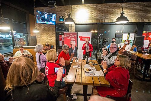 MIKAELA MACKENZIE / WINNIPEG FREE PRESS

Winnipeg South Centre Liberal incumbent Jim Carr celebrates his win at his election night party at Fionn MacCool's in Winnipeg on Monday, Sept. 20, 2021.  For Danielle story.
Winnipeg Free Press 2021.