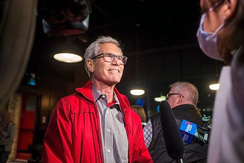 MIKAELA MACKENZIE / WINNIPEG FREE PRESS

Winnipeg South Centre Liberal incumbent Jim Carr celebrates his win at his election night party at Fionn MacCool's in Winnipeg on Monday, Sept. 20, 2021.  For Danielle story.
Winnipeg Free Press 2021.