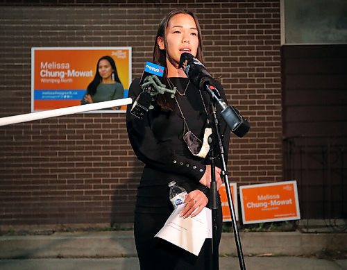 JASON HALSTEAD / WINNIPEG FREE PRESS

Melissa Chung-Mowat, NDP candidate for Winnipeg North, speaks outside her campaign office on Sept 20, 2021 as federal election results came in.