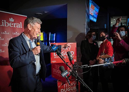 JESSICA LEE/WINNIPEG FREE PRESS

Liberal candidate Terry Duguid gives a celebration speech at Nicolinos Restaurant after winning in his riding in Winnipeg South on September 20, 2021.

Reporter: Joyanne

