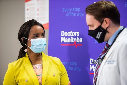 MIKAELA MACKENZIE / WINNIPEG FREE PRESS

Health and seniors care minister Audrey Gordon (left) speaks to Kristjan Thompson, president of Doctors Manitoba, after an announcement about COVID-19 vaccine outreach initiatives at Nine Circles Community Health Centre in Winnipeg on Tuesday, Sept. 21, 2021.  For Danielle story.
Winnipeg Free Press 2021.