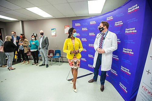 MIKAELA MACKENZIE / WINNIPEG FREE PRESS

Health and seniors care minister Audrey Gordon (left) speaks to Kristjan Thompson, president of Doctors Manitoba, after an announcement about COVID-19 vaccine outreach initiatives at Nine Circles Community Health Centre in Winnipeg on Tuesday, Sept. 21, 2021.  For Danielle story.
Winnipeg Free Press 2021.