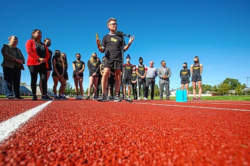 MIKE DEAL / WINNIPEG FREE PRESS
Councillors Brian Mayes and Devi Sharma and members of the Garden City Collegiate cross country running team at the opening of a state-of-the-art rubberized track at Garden City Collegiate Wednesday afternoon.
210922 - Wednesday, September 22, 2021.