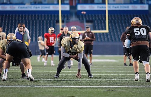 JESSICA LEE / WINNIPEG FREE PRESS

Bisons offensive lineman Dolapo Egunjobi (centre) at a practice at IG Field on September 22, 2021.

Reporter: Mike S.