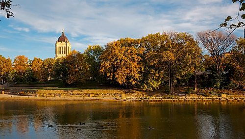 MIKE DEAL / WINNIPEG FREE PRESS
The River Trail east of the Manitoba Legislative building early Thursday morning. 
210923 - Thursday, September 23, 2021.