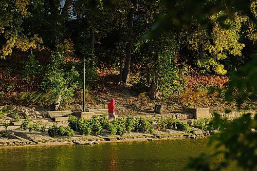 MIKE DEAL / WINNIPEG FREE PRESS
The River Trail east of the Manitoba Legislative building early Thursday morning. 
210923 - Thursday, September 23, 2021.