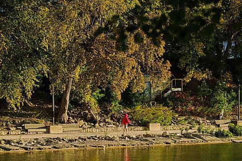 MIKE DEAL / WINNIPEG FREE PRESS
The River Trail east of the Manitoba Legislative building early Thursday morning. 
210923 - Thursday, September 23, 2021.