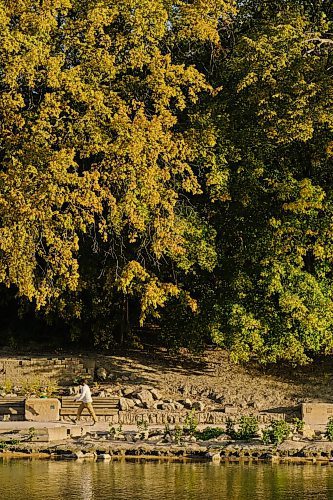 MIKE DEAL / WINNIPEG FREE PRESS
The River Trail east of the Manitoba Legislative building early Thursday morning. 
210923 - Thursday, September 23, 2021.