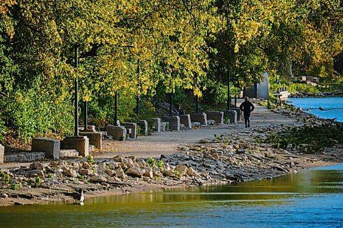 MIKE DEAL / WINNIPEG FREE PRESS
The River Trail east of the Manitoba Legislative building early Thursday morning. 
210923 - Thursday, September 23, 2021.