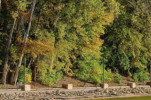 MIKE DEAL / WINNIPEG FREE PRESS
The River Trail east of the Manitoba Legislative building early Thursday morning. 
210923 - Thursday, September 23, 2021.