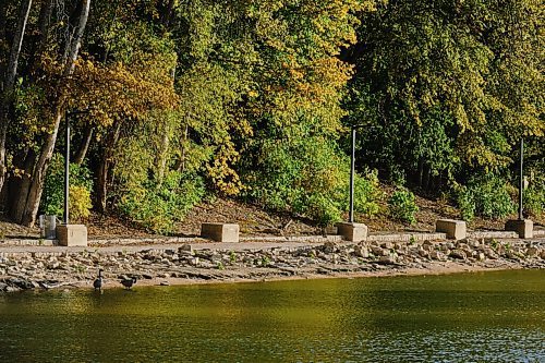 MIKE DEAL / WINNIPEG FREE PRESS
The River Trail east of the Manitoba Legislative building early Thursday morning. 
210923 - Thursday, September 23, 2021.