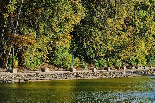 MIKE DEAL / WINNIPEG FREE PRESS
The River Trail east of the Manitoba Legislative building early Thursday morning. 
210923 - Thursday, September 23, 2021.