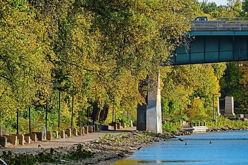 MIKE DEAL / WINNIPEG FREE PRESS
The River Trail east of the Manitoba Legislative building with the Midtown bridge in the background early Thursday morning. 
210923 - Thursday, September 23, 2021.