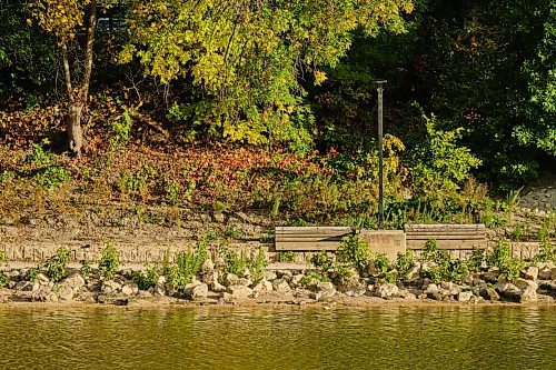 MIKE DEAL / WINNIPEG FREE PRESS
The River Trail east of the Manitoba Legislative building early Thursday morning. 
210923 - Thursday, September 23, 2021.