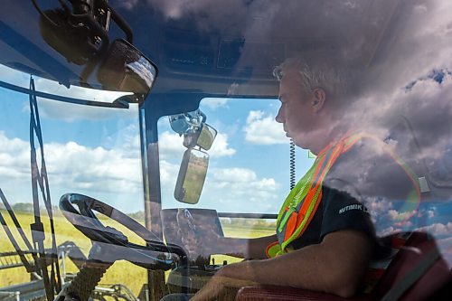 MIKAELA MACKENZIE / WINNIPEG FREE PRESS

Wilmar Wiebe harvests hemp for River Valley Farms west of Portage La Prairie on Tuesday, Sept. 21, 2021.  For Randall King story.
Winnipeg Free Press 2021.