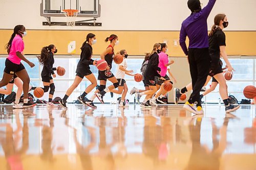 MIKE SUDOMA / Winnipeg Free Press
Attack Basketball club players take part in a dribbling drill during a practice at the Sports for Life centre Thursday
September 23, 2021