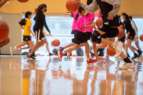 MIKE SUDOMA / Winnipeg Free Press
Attack Basketball club players take part in a dribbling drill during a practice at the Sports for Life centre Thursday
September 23, 2021