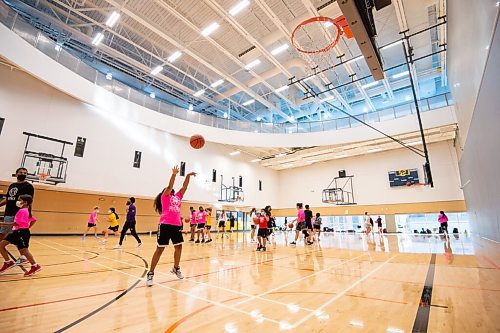 MIKE SUDOMA / Winnipeg Free Press
Justine Spencer practises her free throws during a Attack Basketball practice at the Sports for Life centre Thursday
September 23, 2021