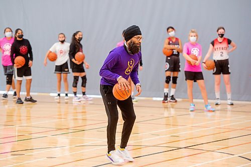 MIKE SUDOMA / Winnipeg Free Press
Attack Basketball coach, Sukhvir Singh instructs players on a dribbling during practice at the Sports for Life centre Thursday
September 23, 2021