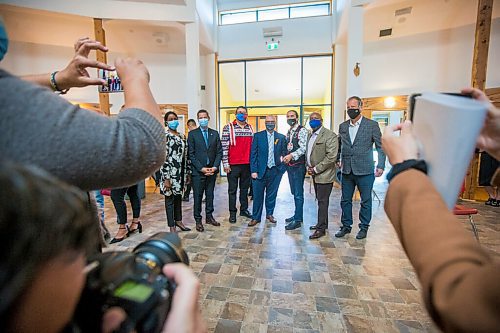 MIKAELA MACKENZIE / WINNIPEG FREE PRESS

A group photo with provincial, municipal, and Indigenous dignitaries before an announcement on urban Indigenous COVID-19 vaccine clinics at Thunderbird House in Winnipeg on Friday, Sept. 24, 2021.  For Dylan story.
Winnipeg Free Press 2021.