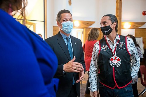 MIKAELA MACKENZIE / WINNIPEG FREE PRESS

Mayor Brian Bowman (centre) and Assembly of Manitoba Chiefs Grand Chief Arlen Dumas chat before an announcement on urban Indigenous COVID-19 vaccine clinics at Thunderbird House in Winnipeg on Friday, Sept. 24, 2021.  For Dylan story.
Winnipeg Free Press 2021.