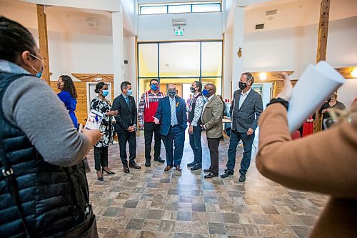 MIKAELA MACKENZIE / WINNIPEG FREE PRESS

A group photo with provincial, municipal, and Indigenous dignitaries before an announcement on urban Indigenous COVID-19 vaccine clinics at Thunderbird House in Winnipeg on Friday, Sept. 24, 2021.  For Dylan story.
Winnipeg Free Press 2021.