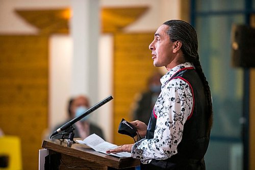 MIKAELA MACKENZIE / WINNIPEG FREE PRESS

Assembly of Manitoba Chiefs Grand Chief Arlen Dumas speaks at an announcement on urban Indigenous COVID-19 vaccine clinics at Thunderbird House in Winnipeg on Friday, Sept. 24, 2021.  For Dylan story.
Winnipeg Free Press 2021.