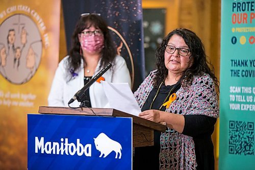 MIKAELA MACKENZIE / WINNIPEG FREE PRESS

Della Herrera, executive director of the Aboriginal Health and Wellness Centre (right), and Diane Redsky, executive director of Ma Mawi Wi Chi Itata Centre, speak at an announcement on urban Indigenous COVID-19 vaccine clinics at Thunderbird House in Winnipeg on Friday, Sept. 24, 2021.  For Dylan story.
Winnipeg Free Press 2021.